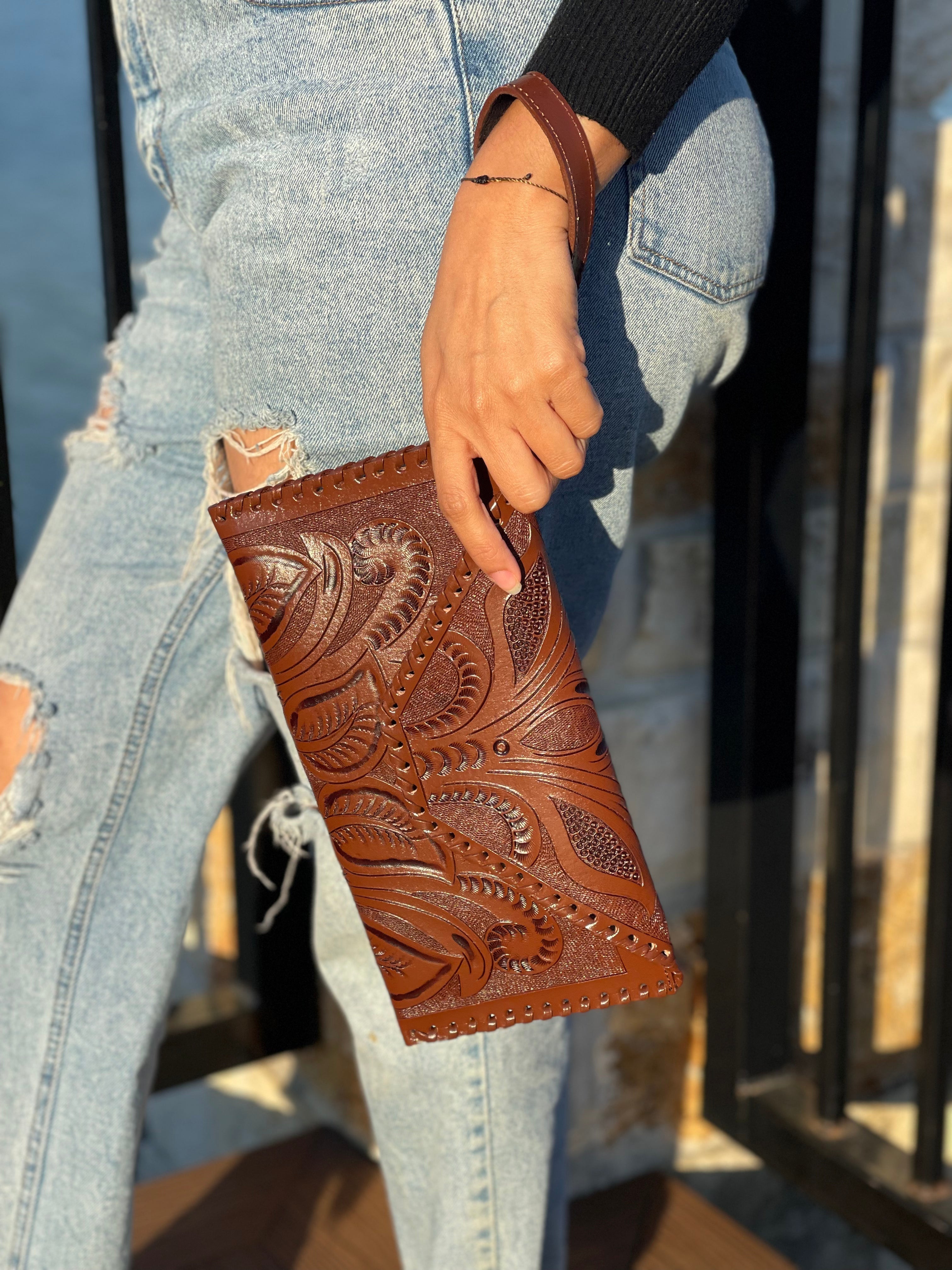 ALMA CLUTCH - CHOCOLATE BROWN